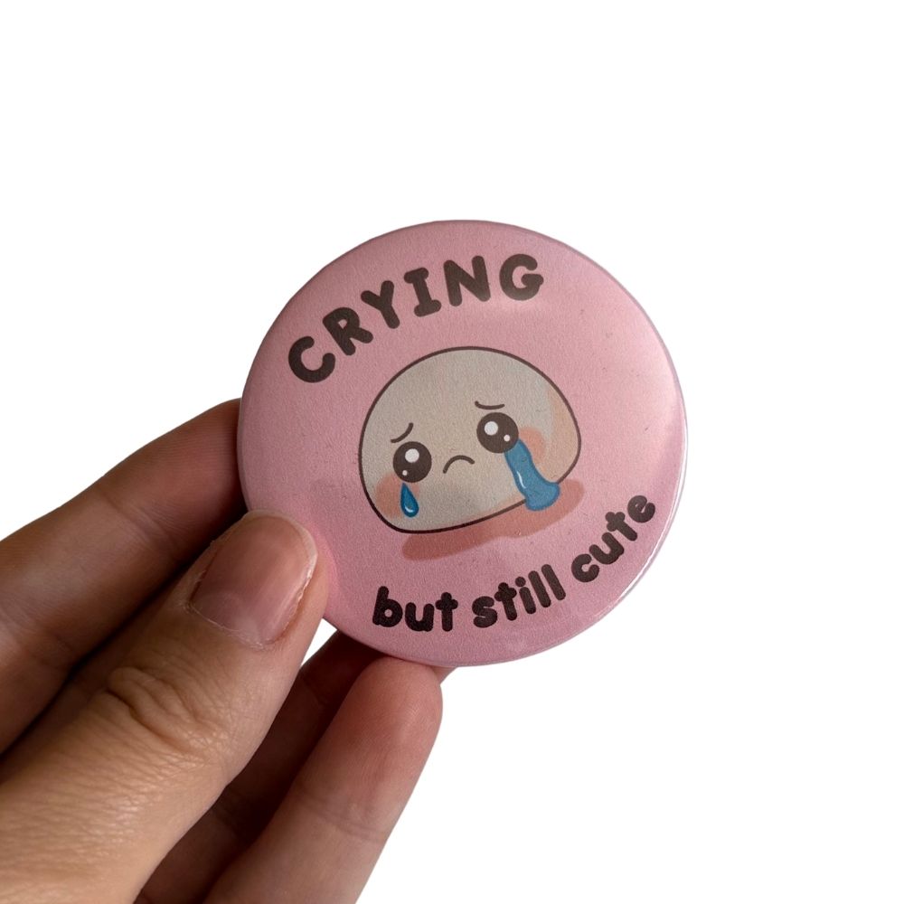 Kawaii Button „Crying but still cute“ | Emochi – Emochi | Désirée Biri